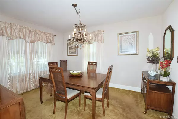 Williston Park, NY 11596,12 Hawthorne ST