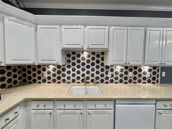 Melville, NY 11747,666 Verona DR