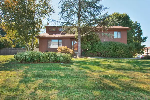 35 Guernsey DR, New Windsor, NY 12553