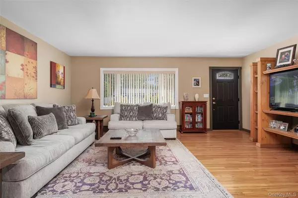 Ronkonkoma, NY 11779,44 Juniper AVE