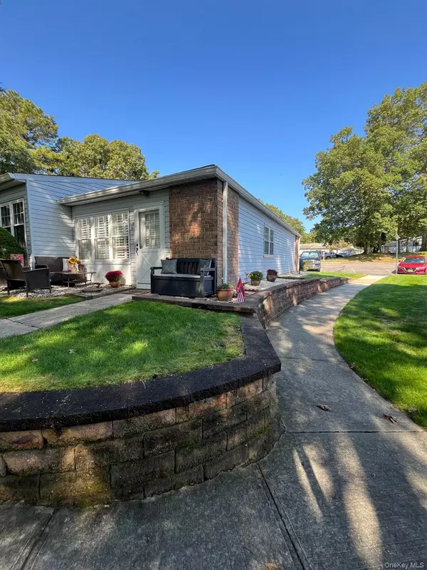 Ridge, NY 11961,424 Woodbridge DR #D