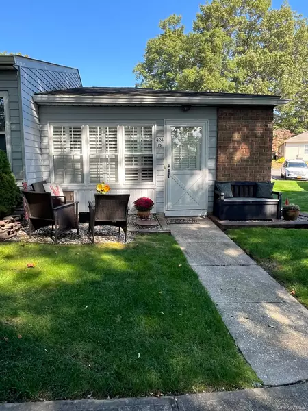 424 Woodbridge DR #D, Ridge, NY 11961