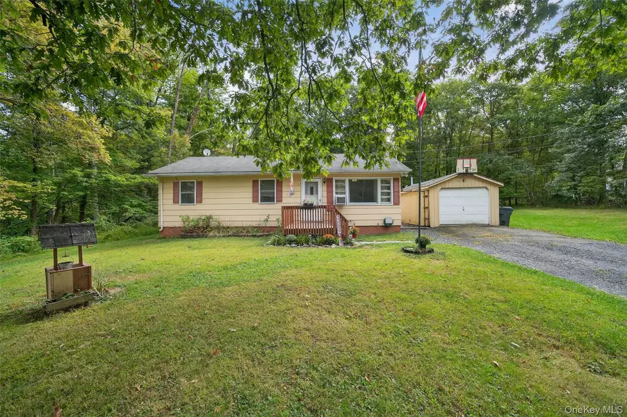 68 Quannacut RD, Pine Bush, NY 12566