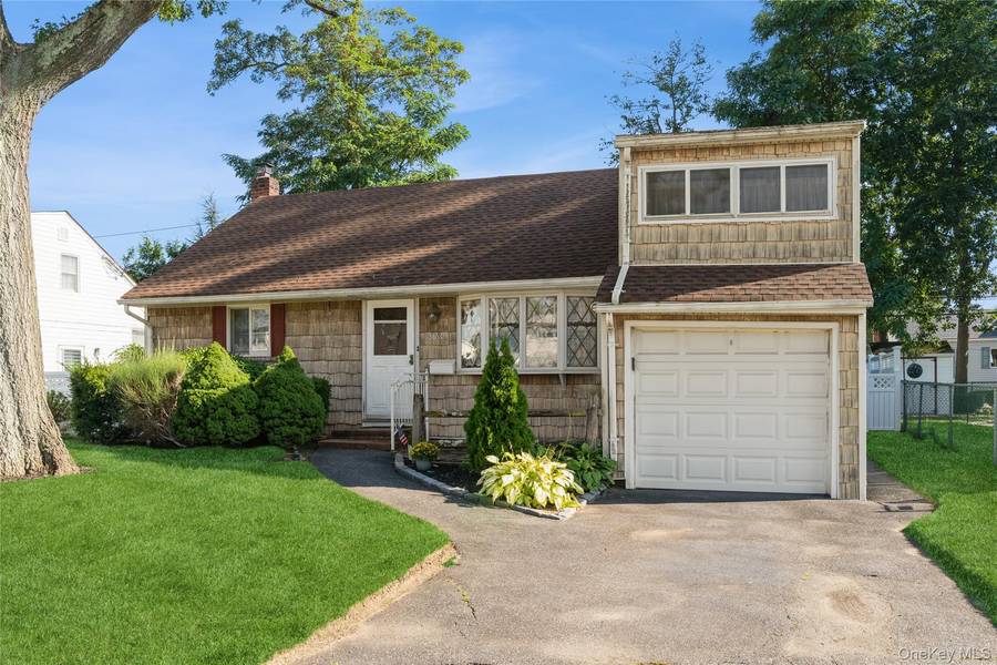3860 Maplewood DR, Seaford, NY 11783