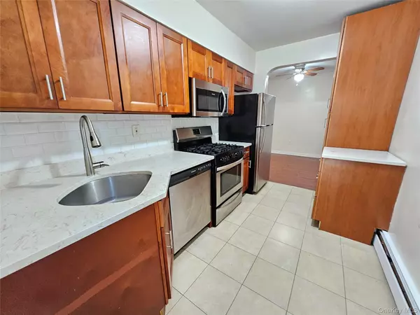 Fresh Meadows, NY 11366,76-40 170 ST #1st Fl