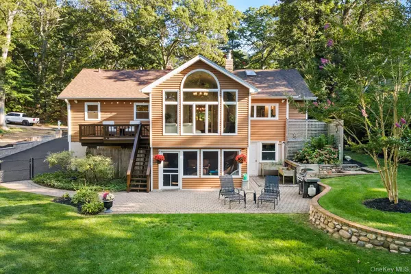 7 Beverly DR, Miller Place, NY 11764