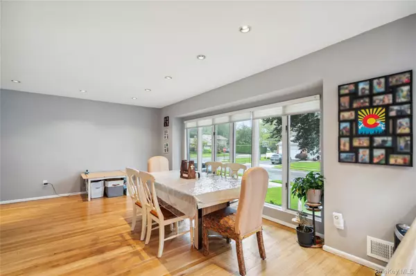 Plainview, NY 11803,11 Robin LN