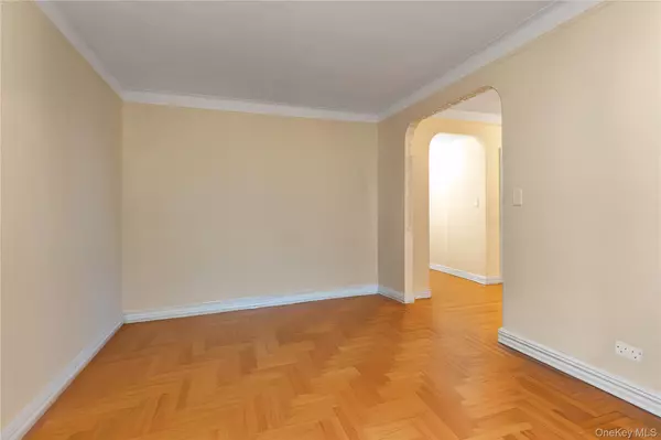 Jackson Heights, NY 11372,79-01 35th AVE #2B