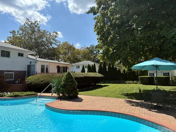 Commack, NY 11725,20 Shelbourne LN