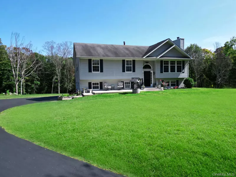 606 Twin Arch RD, Rock Tavern, NY 12575