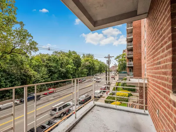 Yonkers, NY 10704,43 Bronx River RD #2M