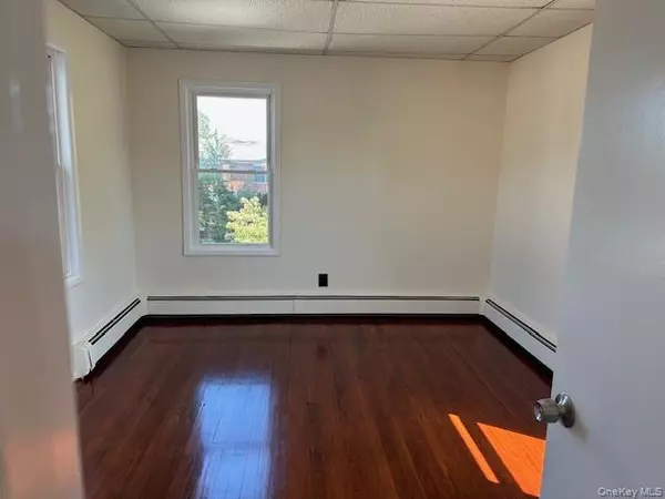 Glen Cove, NY 11542,61 Nassau AVE #2nd Fl