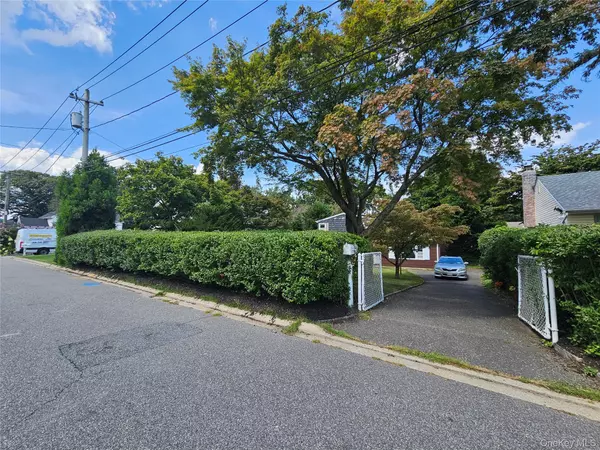 28 Cross ST, Locust Valley, NY 11560