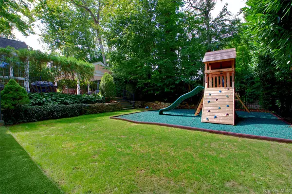 East Hills, NY 11577,39 Squirrel Hill RD