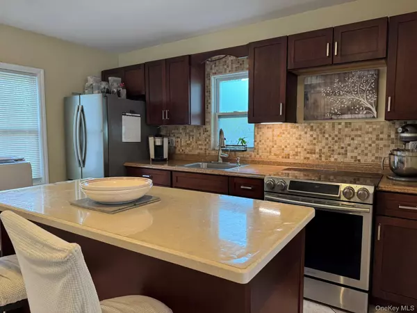 Holtsville, NY 11742,5457 Expressway DR