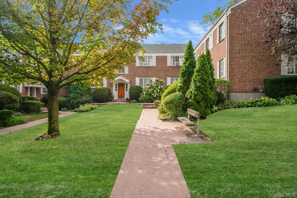 Huntington, NY 11743,44 Nathan Hale DR #58A