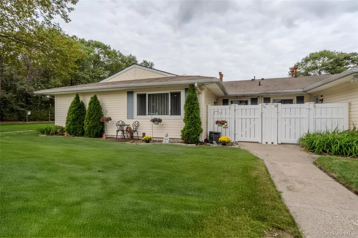 Holtsville, NY 11742,39 Storm DR