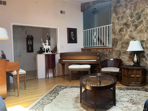 North Merrick, NY 11566,614 Bond CT