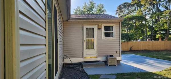 Brentwood, NY 11717,109 Merrill ST