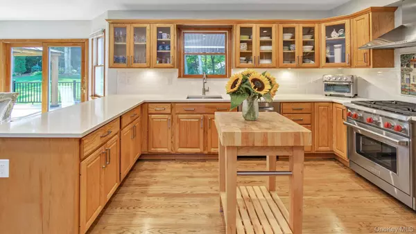 Baiting Hollow, NY 11933,181 Landing LN