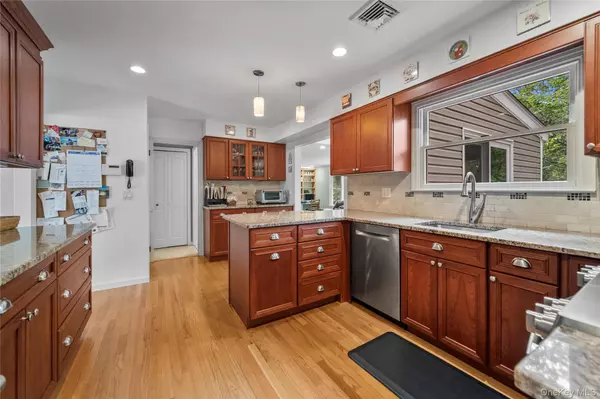 White Plains, NY 10605,33 Sammis LN