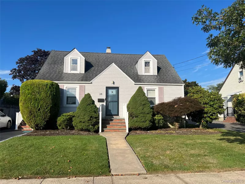 28 Penataquit AVE, Bay Shore, NY 11706