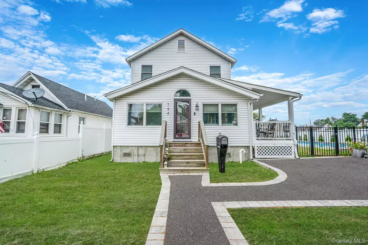 Lindenhurst, NY 11757,794 Pecan ST