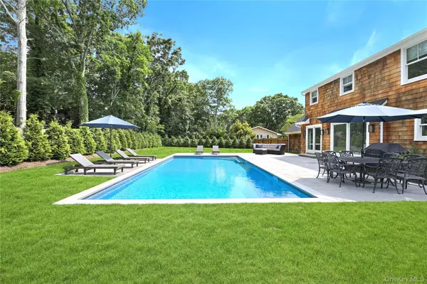 Westhampton Beach, NY 11978,16 Pin Oak LN