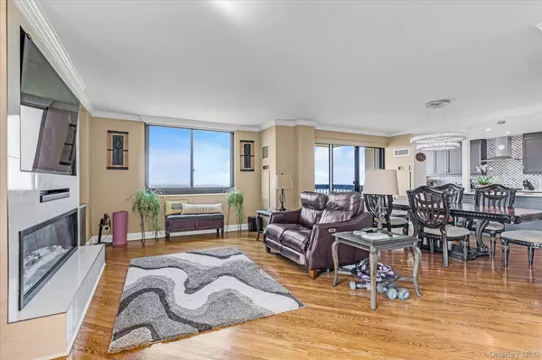 Floral Park, NY 11005,269-10 Grand Central Pkwy #30W