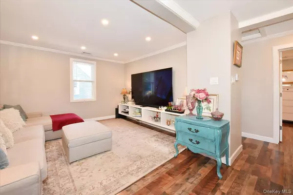 Williston Park, NY 11596,119 Sheridan AVE