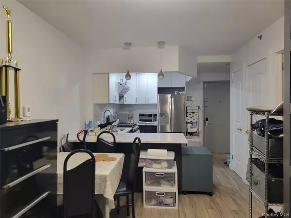 Woodside, NY 11377,70-65 Queens Blvd #3L