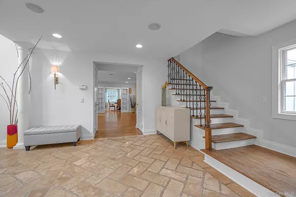 Great Neck, NY 11021,87 Arleigh RD