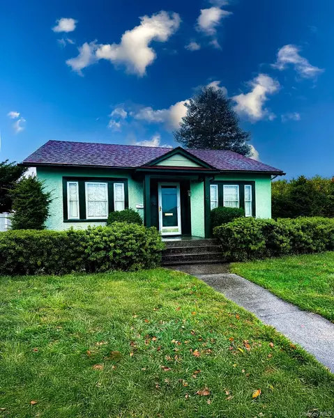 4 Franklin ST, Hicksville, NY 11801