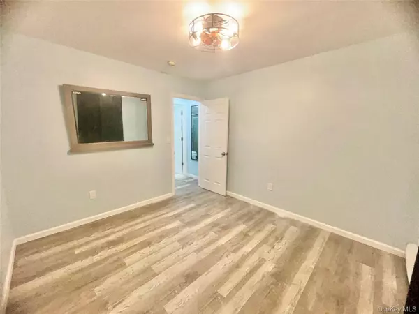Bay Shore, NY 11706,8 Hemlock DR