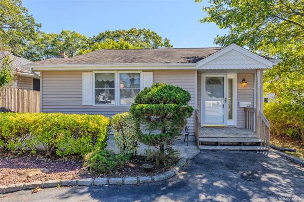 84 Broadway, Ronkonkoma, NY 11779