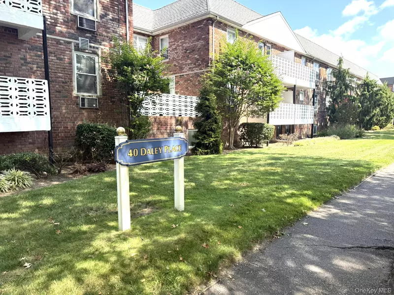 40 Daley PL #124, Lynbrook, NY 11563