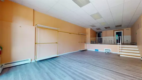 Riverhead, NY 11901,42 W Main ST