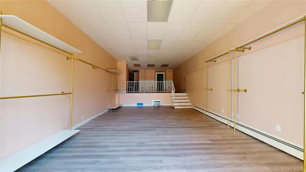 Riverhead, NY 11901,42 W Main ST