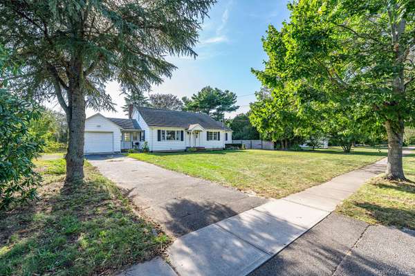 585 Peconic LN, Peconic, NY 11958