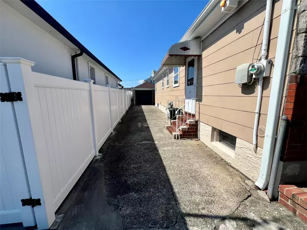 Howard Beach, NY 11414,156-22 91st ST
