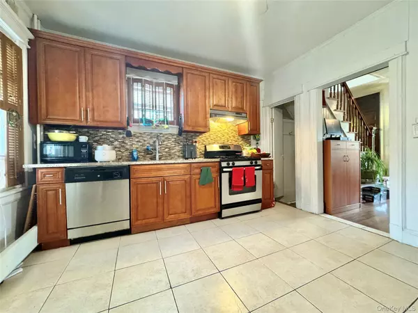 Port Washington, NY 11050,32 Herbert AVE