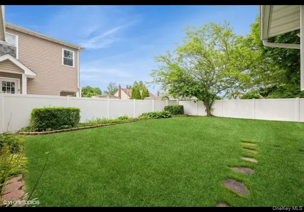 Bethpage, NY 11714,27 Lowell ST