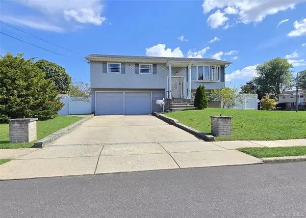 26 Circle LN, Bay Shore, NY 11706
