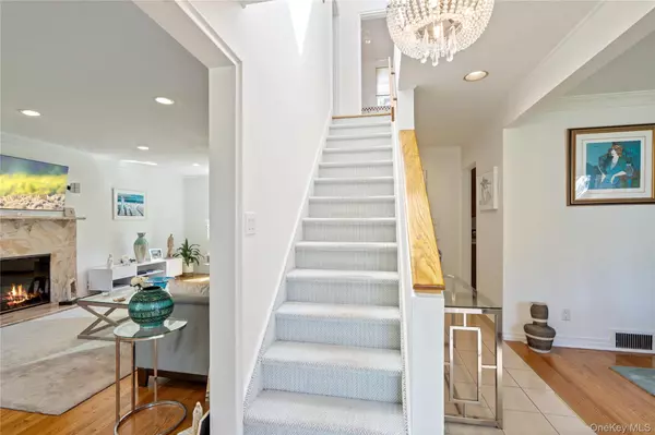 Roslyn, NY 11576,6 Overhill LN