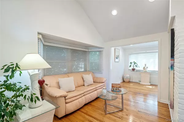 Roslyn, NY 11576,6 Overhill LN