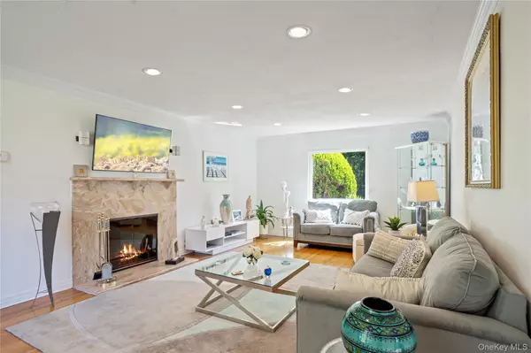 Roslyn, NY 11576,6 Overhill LN