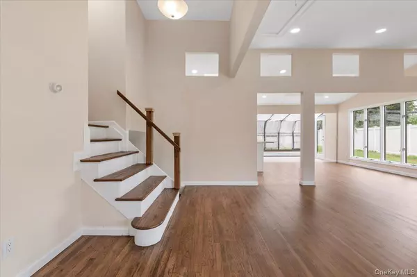 Smithtown, NY 11787,6 Nowick LN