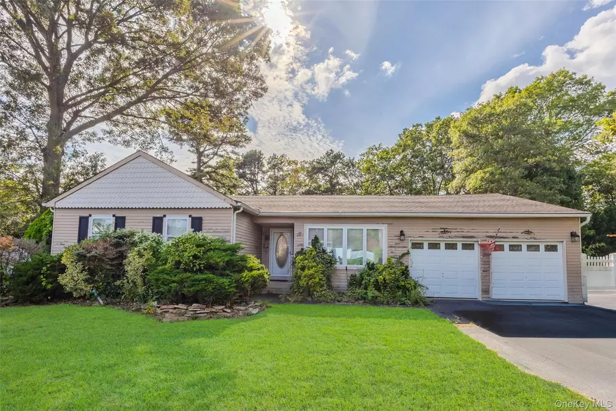 20 Westminster DR, Bohemia, NY 11716