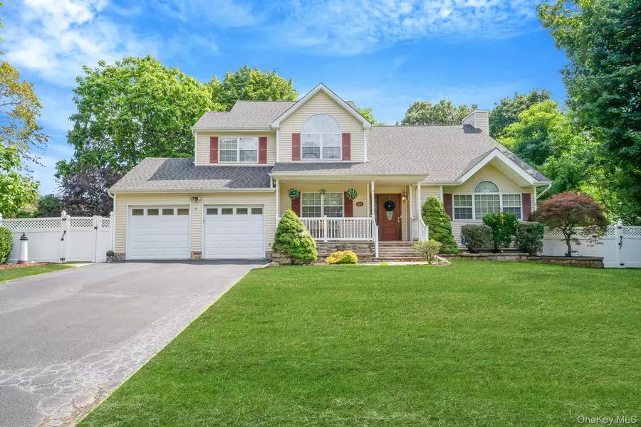 37 Deer LN, East Setauket, NY 11733