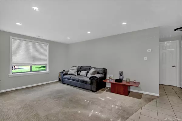 Coram, NY 11727,431 Clubhouse CT